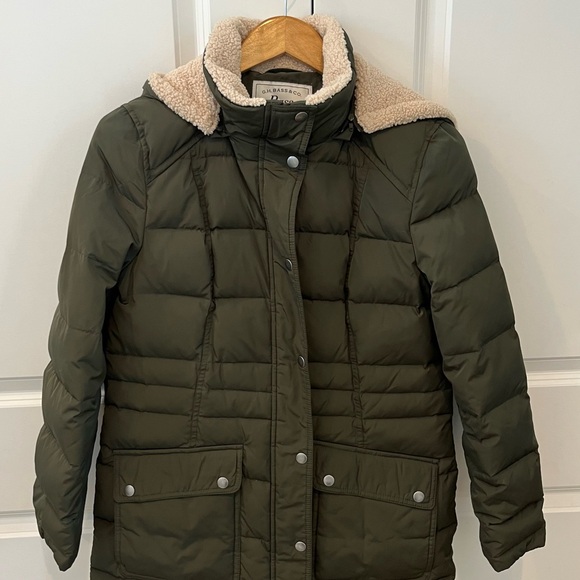 G.H. Bass & Co. Jackets & Blazers - G. H. Bass & Co. women’s medium olive down coat with detachable hood